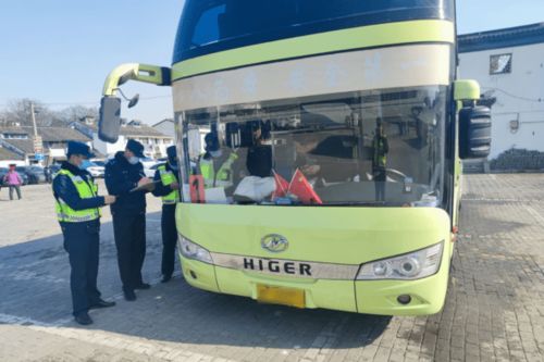 假日里,他们无休